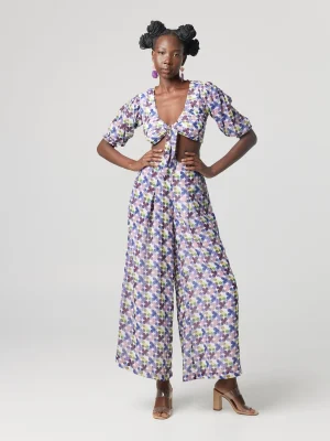Two-piece set with bold floral print: Sustainable and versatile, featuring a tie-front crop top and high-waisted wide-leg pants.