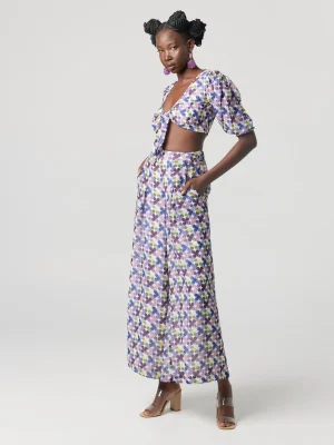 Two-piece set with bold floral print: Sustainable and versatile, featuring a tie-front crop top and high-waisted wide-leg pants.