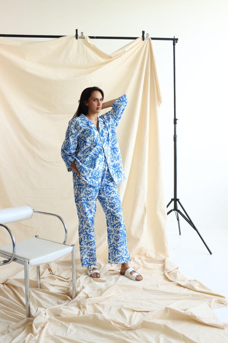 overall coral print in blue and white, the linen blend set has a revere collar button down shirt and drop shoulder 3/4 sleeves.