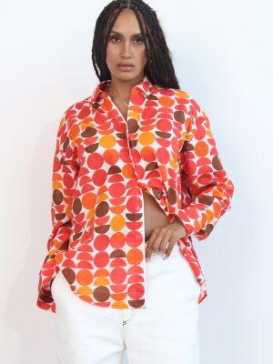 the shirt showcases a spread collar and a front closure for a timeless yet fun look. Complete with a chest pocket and a split back,